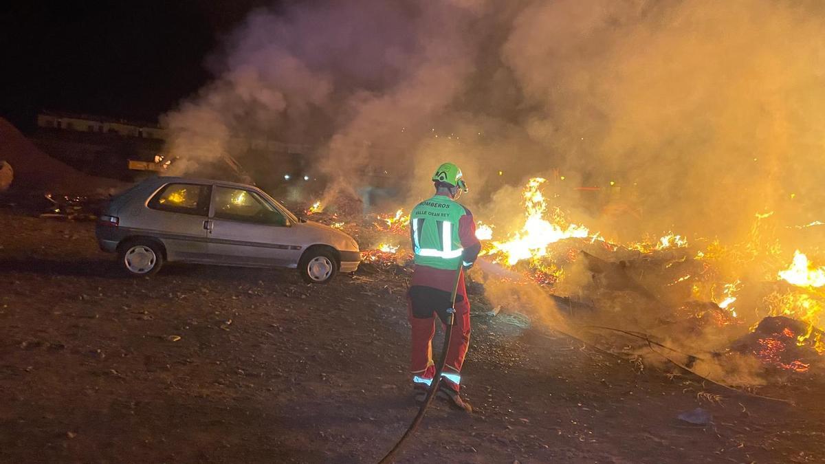 Efectivos de Bomberos sofocan las llamas de un incendio en La Gomera.