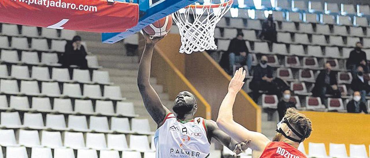 Un momento del partido del domingo en Girona.