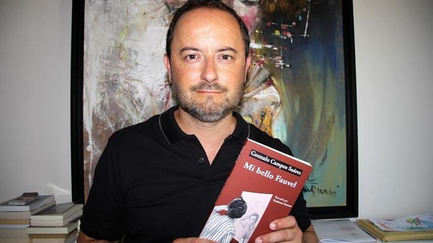 Gonzalo Campos Suárez, con su libro.