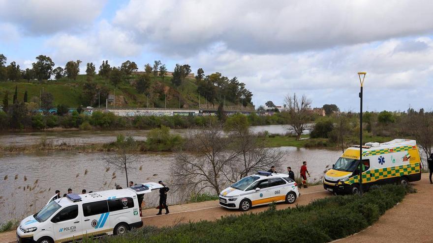 Rescatan a un hombre del Guadiana a su paso por Badajoz