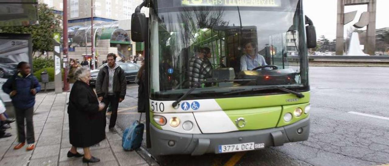 Varios pasajeros suben a un autobús de Vitrasa en Praza de América. // José Lores