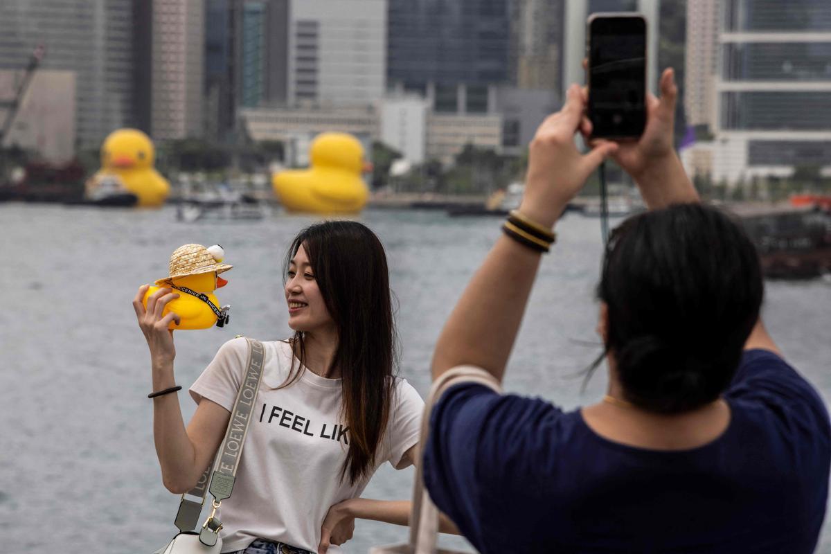 Los patos de goma del artista Florentijn Hofman, en el puerto de Hong Kong