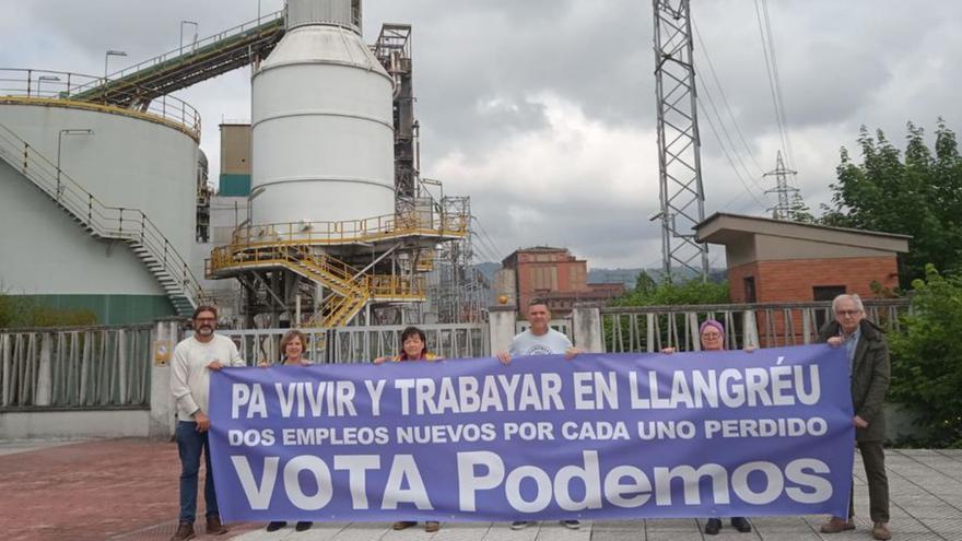 Integrantes de la candidatura de Podemos, con una pancarta.