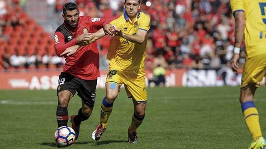 Culio disputa el balón a un jugador del Alcorcón en el partido disputado en Son Moix.