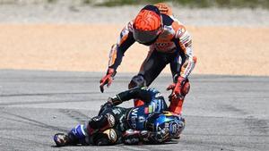 Marc Márquez se disculpa con Miguel Oliveira tras la caída