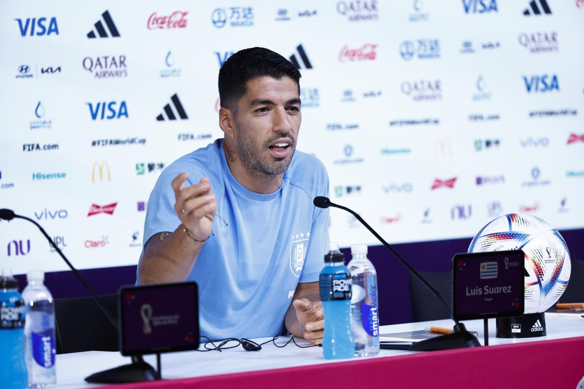 Rueda de prensa de Uruguay Luis Suárez se explica ante los periodistas.