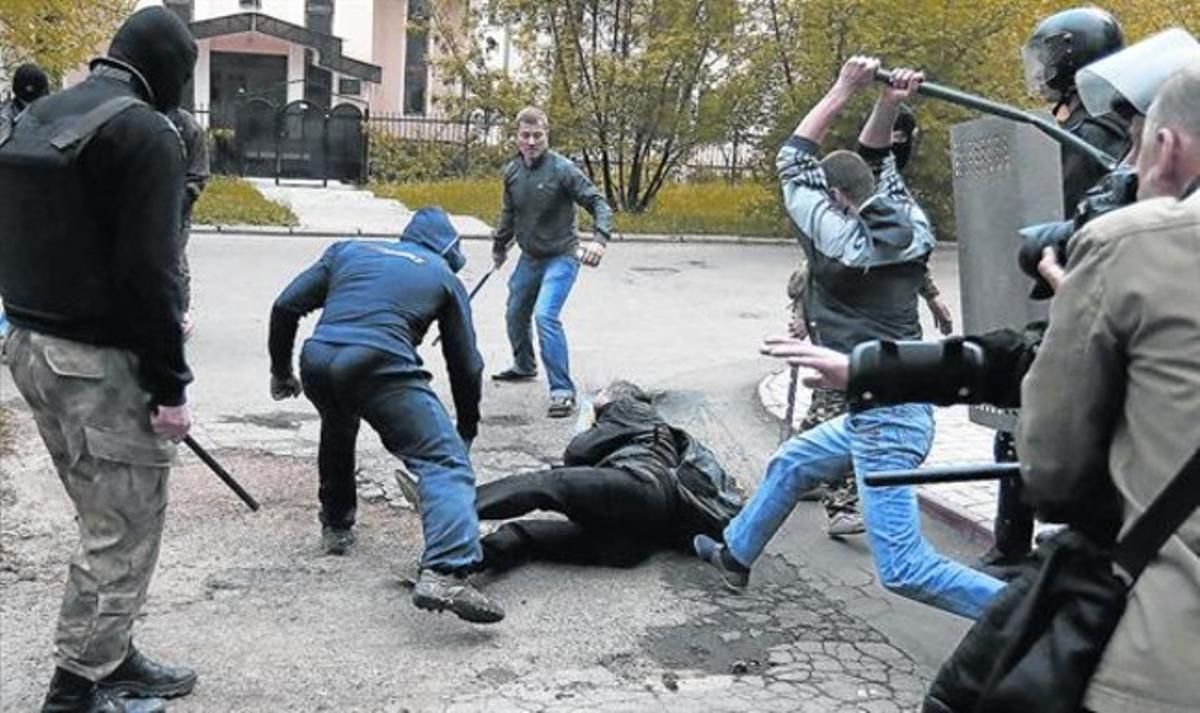 Milicians prorussos apallissen un simpatitzant ucraïnès a la localitat de Donetsk, ahir.