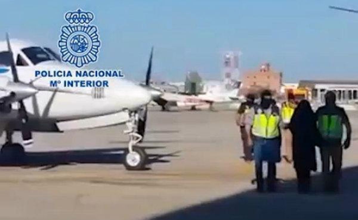 Imatges de la detenció de les dues presumptes gihadistes.