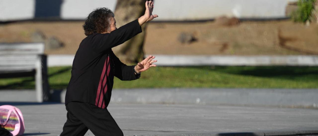 Una jubilada hace taichí en el parque de San Fernando de San Bartolomé de Tirajana. | |