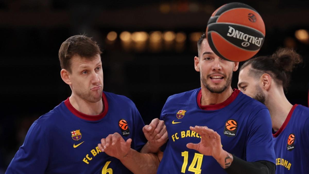 Jan Vesely y Willy Hernangómez, en un partido con el Barça