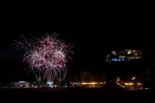 Segunda noche del concurso de fuegos artificiales de Alicante: la ciudad deslumbra con la pirotecnia Coeters Dragon