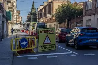 El carrer Viladordis de Manresa es col·lapsa amb els canvis de trànsit al barri de la Sagrada Família