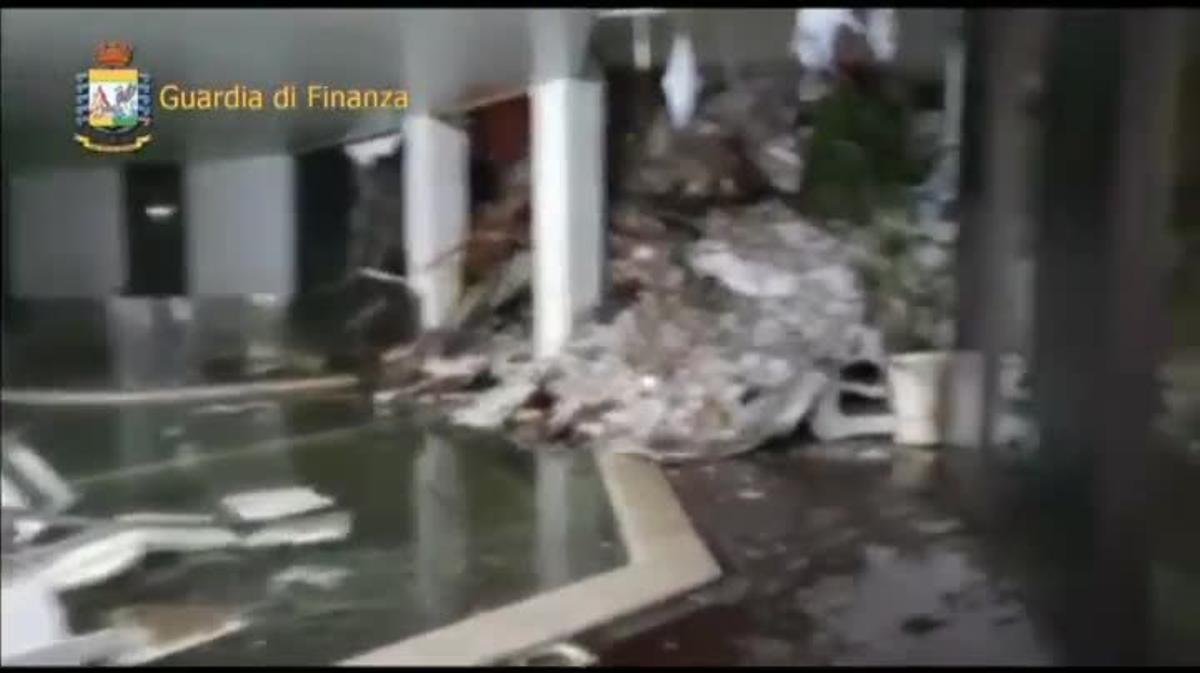 Els equips de rescat aconsegueixen entrar a l’interior de l’hotel Rigopiano de Farindola, als Abruços (Itàlia)