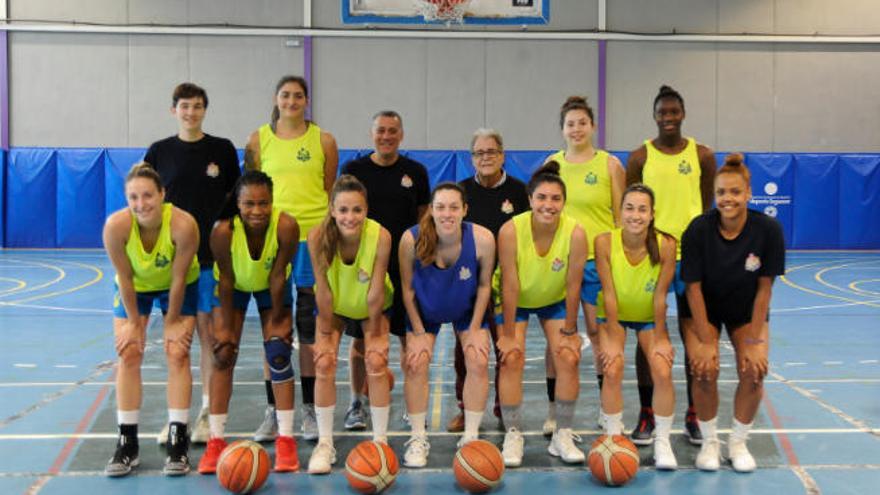 Plantilla y cuerpo técnico del Adareva, que participa desde hoy en la fase de ascenso a Liga Femenina 2.