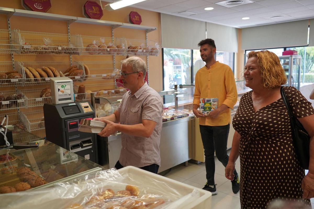Reparto de las guías en los comercios de Puig d'en Valls