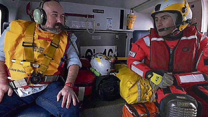 X. H. Rivadulla (izda.) con un miembro del equipo de rescate en el helicóptero &#039;Pesca 2&#039;.