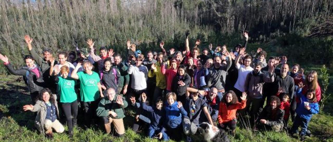 Lucha silenciosa contra el fuego en los montes de Coruxo