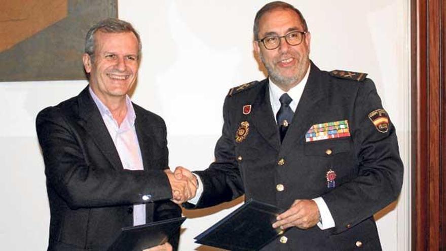 El conseller de Movilidad, Joan Boned, y el jefe superior de Policía, Antonio Jarabo, tras firmar el acuerdo.
