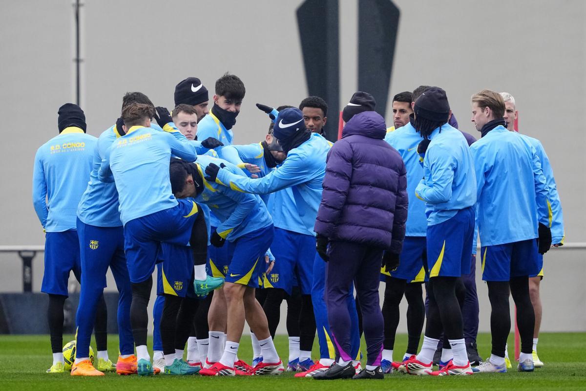 Pau Cubarsi pasa por el túnel de collejas con motivo de su 19º aniversario.