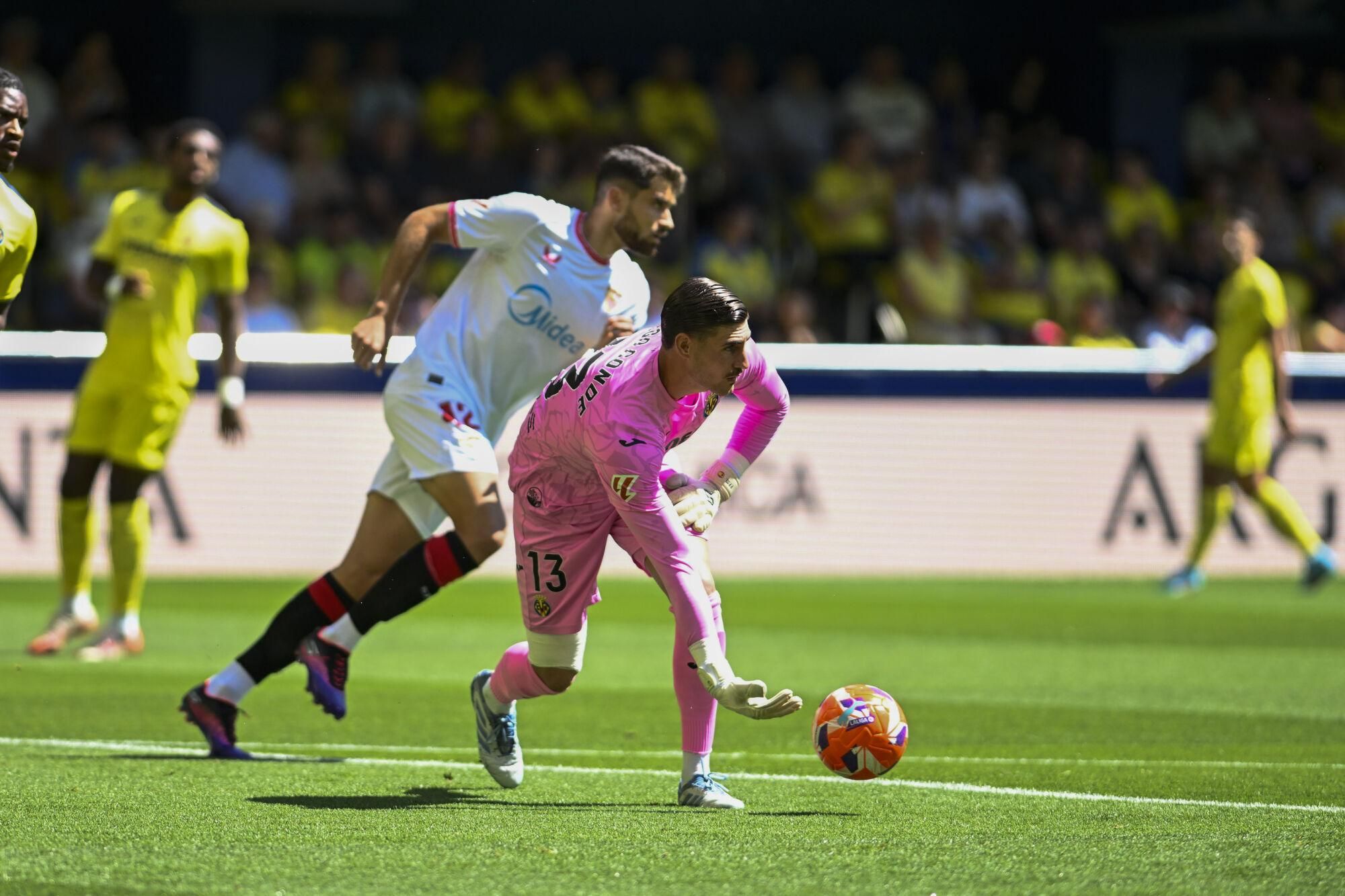 VILLARREAL (CASTELLÓN), 25/05/2025.- El portero del Villarreal Diego Conde (d) saca desde la portería este domingo, durante el partido de la jornada 38 de LaLiga EA Sports, que Villarreal y Sevilla disputan en el Estadio de la Cerámica. EFE/ Andreu Esteban