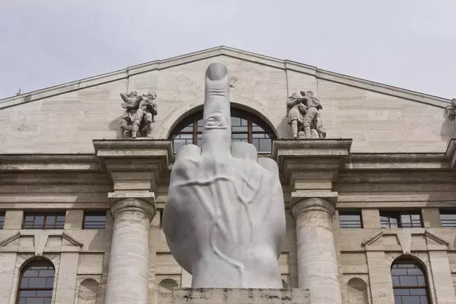 La plaza más polémica y divertida de Milán te hace una peineta cuando la visitas