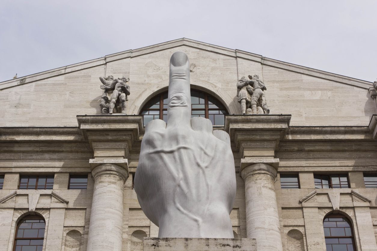 La escultura 'Mano tullida' del escultor Maurizio Cattelan.