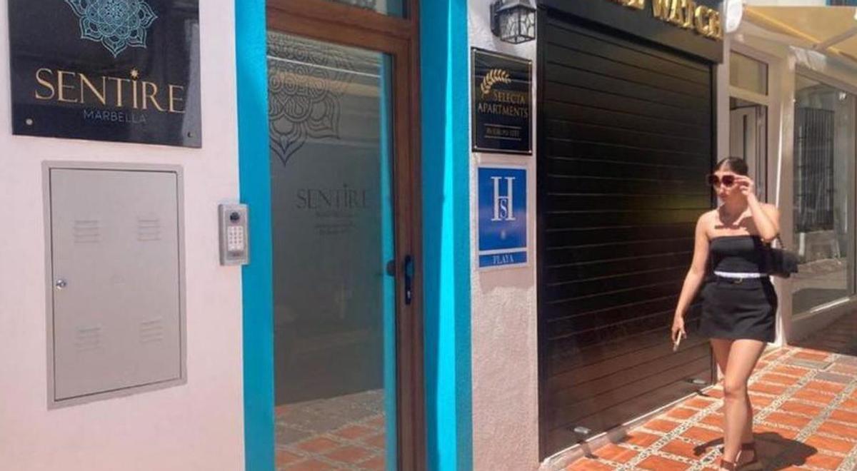 Una mujer pasa junto a un bloque de viviendas de uso turístico en el casco antiguo el pasado verano.