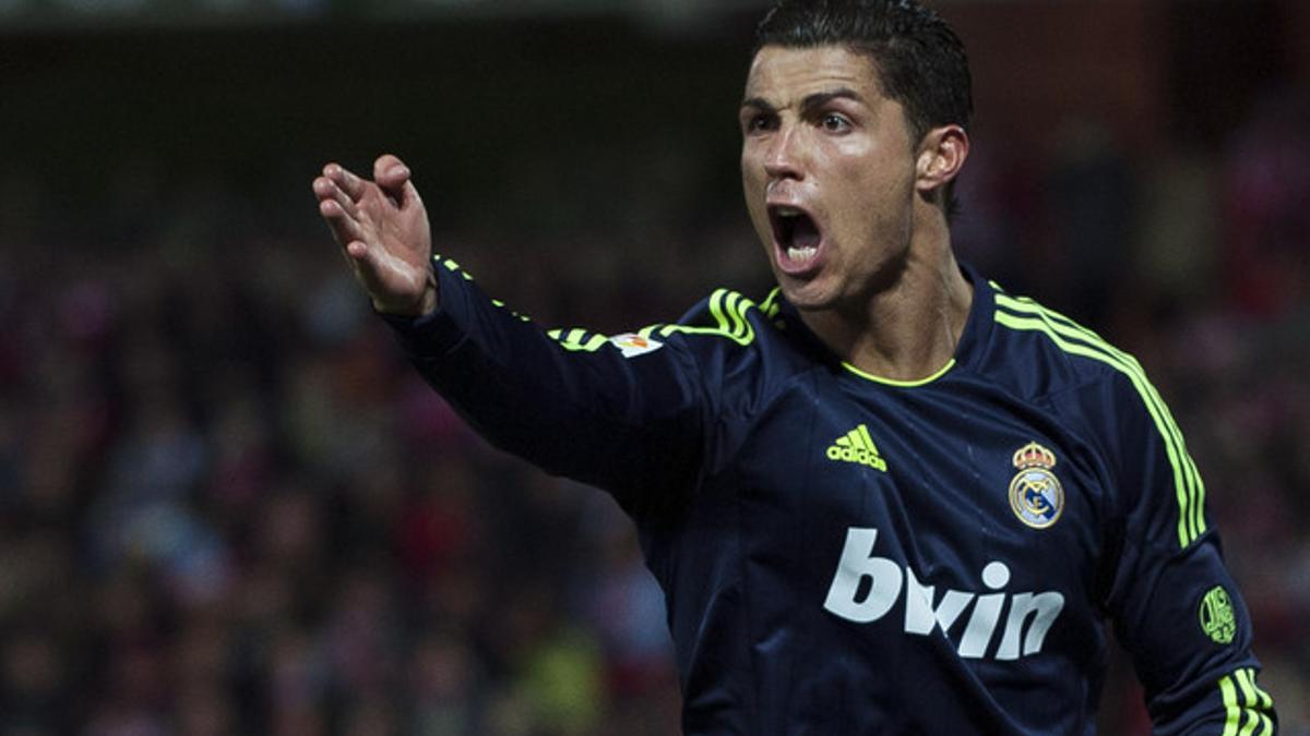 Cristiano Ronaldo gesticula durante el partido.