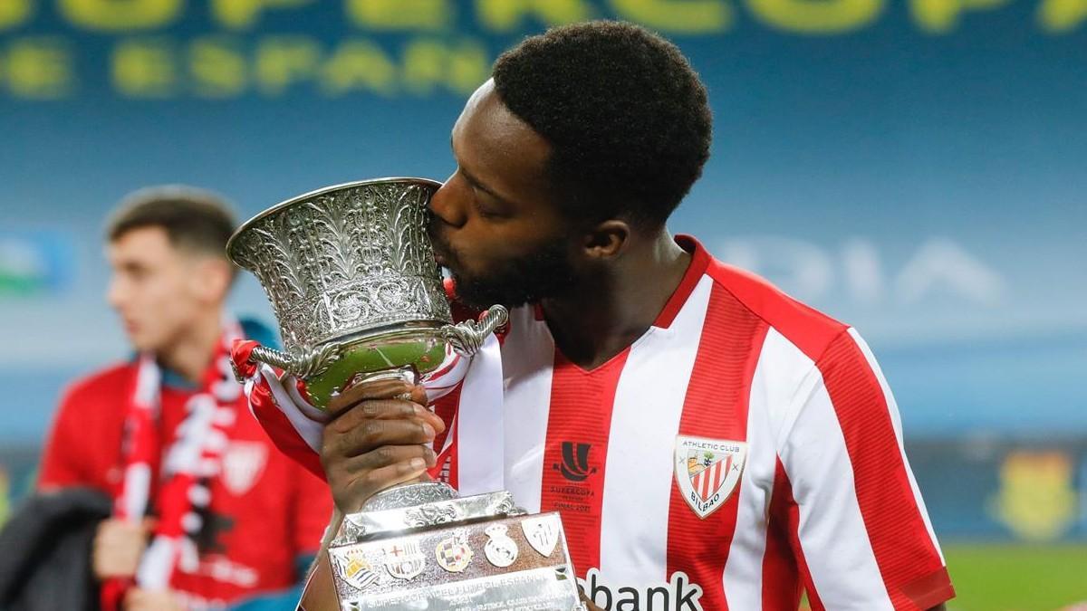 Williams junto a la Supercopa de España.