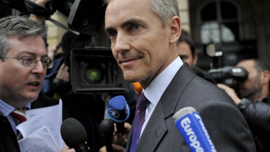 El jefe de la escuería McLaren, Martin Whitmarsh, atiende a la prensa a su salida de la sede de la FIA en París.