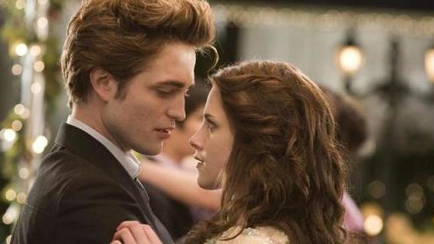 Robert Pattinson (Edward Cullen) y Kristen Steward (Bella Swan) en el filme.