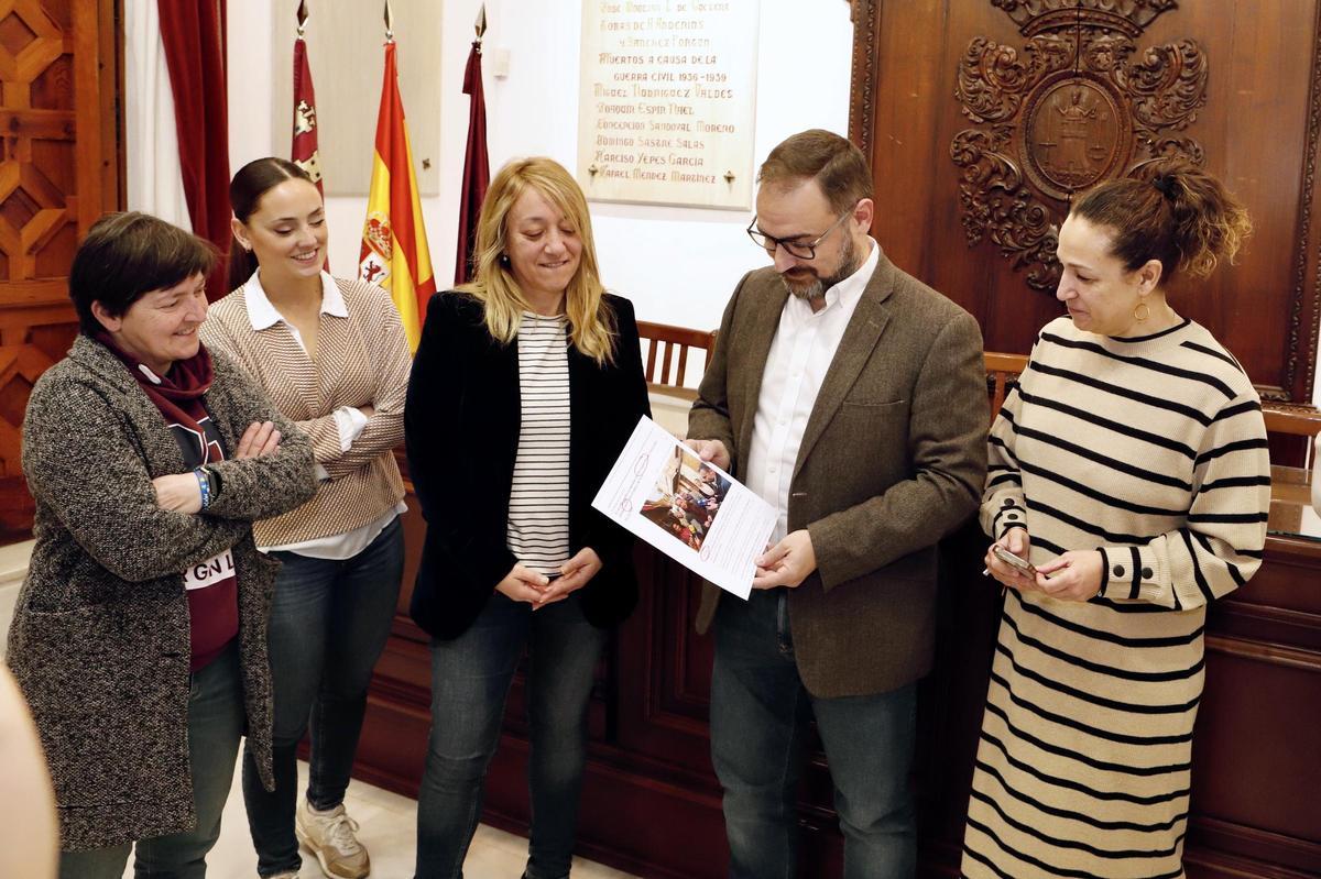 Parte de los ediles socialistas en la Sala de Cabildos.