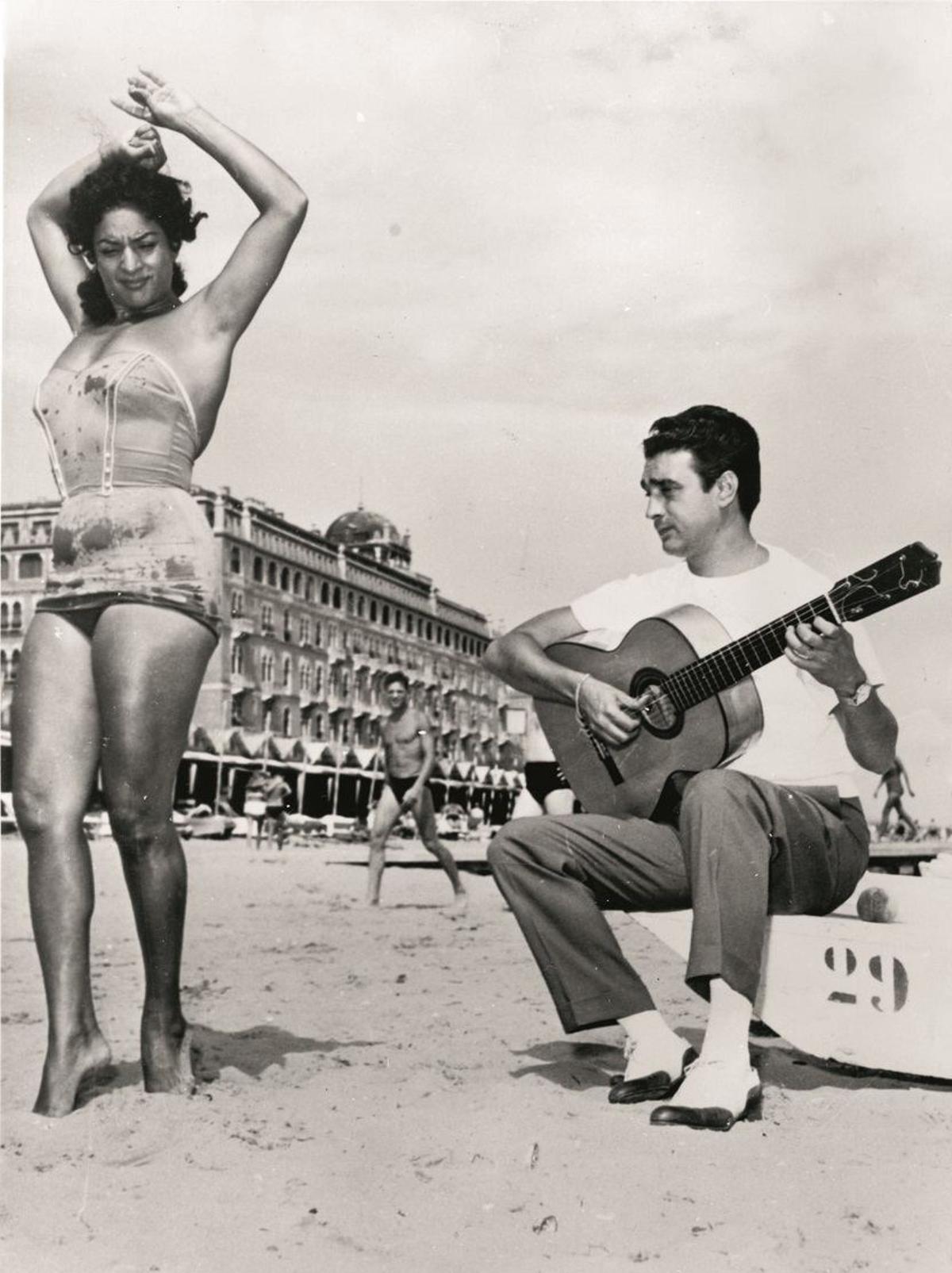 Lola Flores y su marido, Antonio González, el Pescaílla, en la playa del Lido durante el Festival de cine de Venecia de 1957.