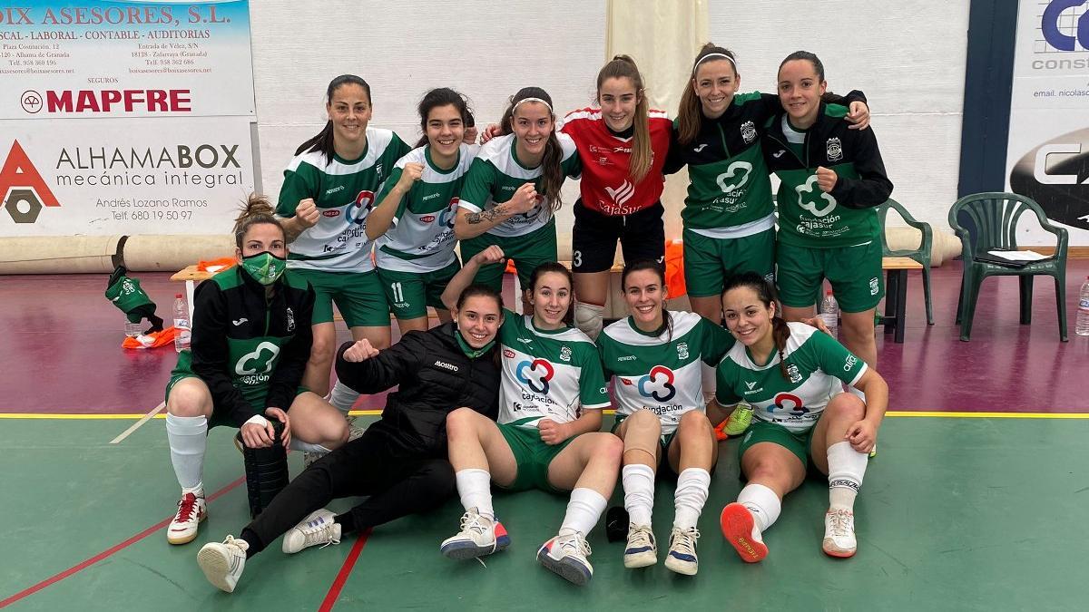 Las jugadoras del Cajasur Deportivo Córdoba celebran su victoria en la cancha del Alhameña.