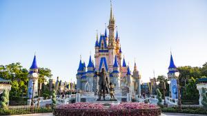Vista panorámica del castillo de Cenicienta en Walt Disney World en Orlando (EE.UU.).