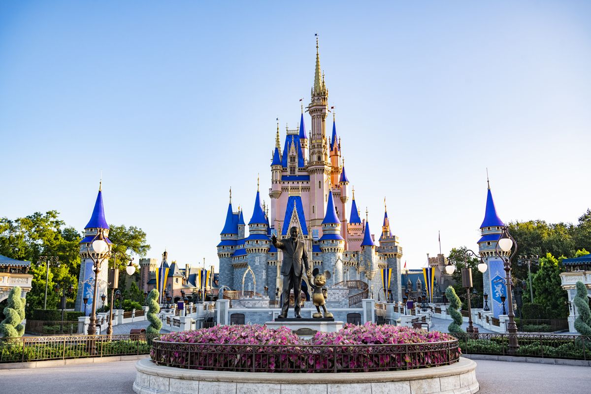 Vista panorámica del castillo de Cenicienta en Walt Disney World en Orlando (EE.UU.).