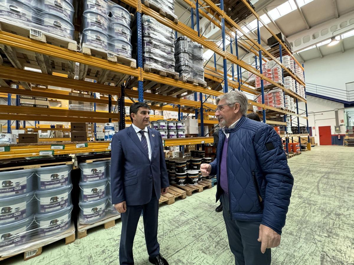 El delegado del Gobierno, Pedro Blanco, con el gerente Bricosyl