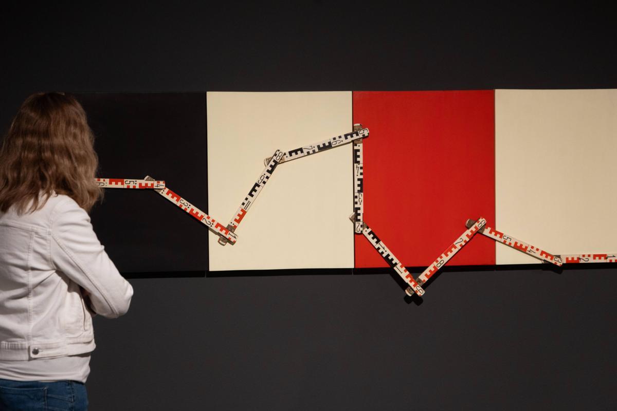 La muestra se compone de 42 obras, desde 1955 a 2004, y se inaugura meses después de su fallecimiento a los 100 años