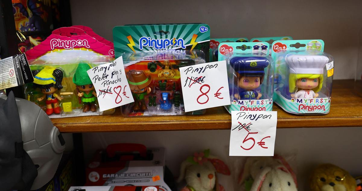 Regalos Izquierdo-Tello,  la tienda de toda la vida que dice adiós al barrio de Torrero: "Estamos aquí desde que se vendía a la antigua"