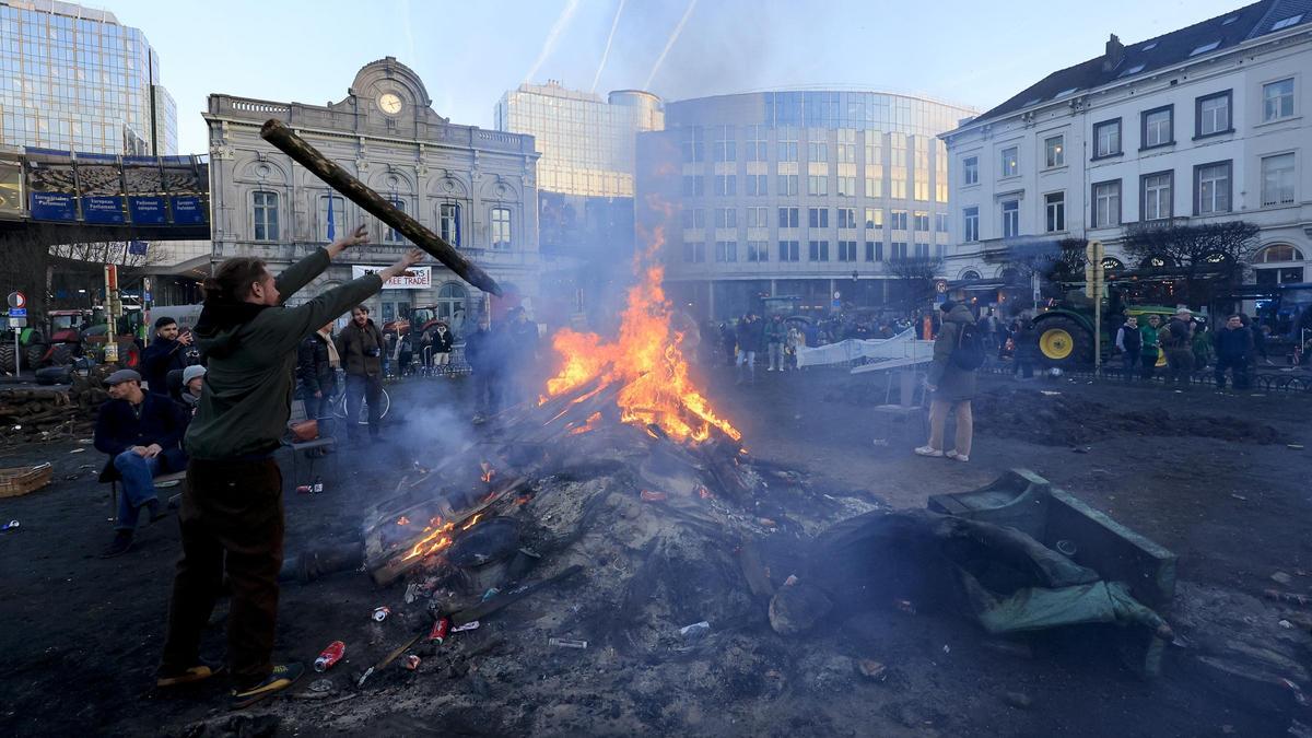 Hoguera en la plaza Luxemburgo de Bruselas, junto al Parlamento Europeo.