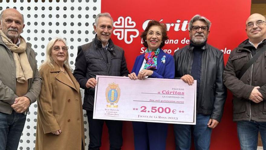 La Real Orden de Caballeros recauda 2.500 euros para Cáritas con la Fiesta de la Rosa Coruñesa