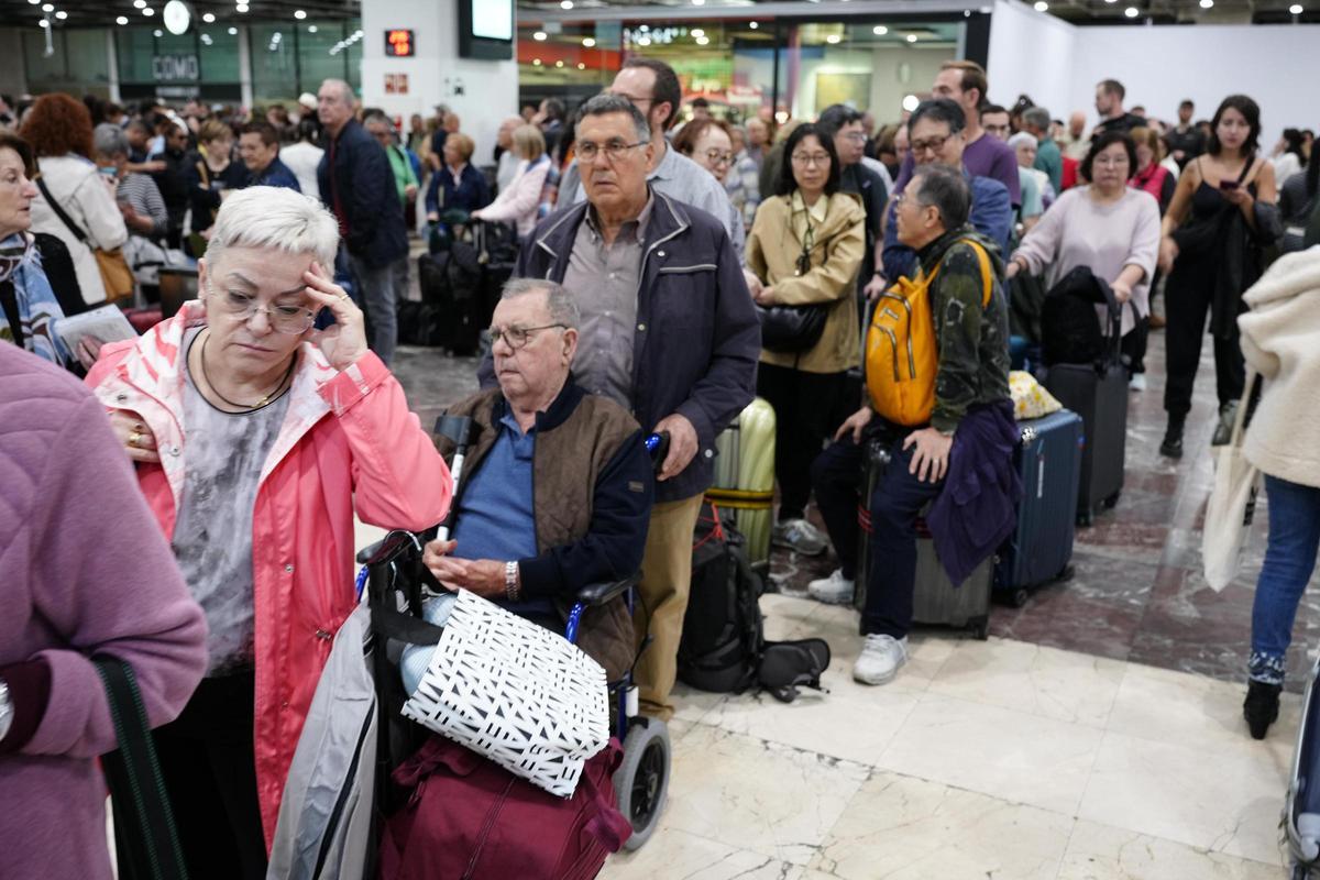 Desconcierto en Sants por la falta de trenes el día después del apagón