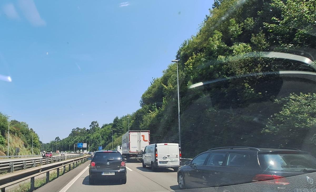 Atasco en la ronda de Oviedo, este martes.