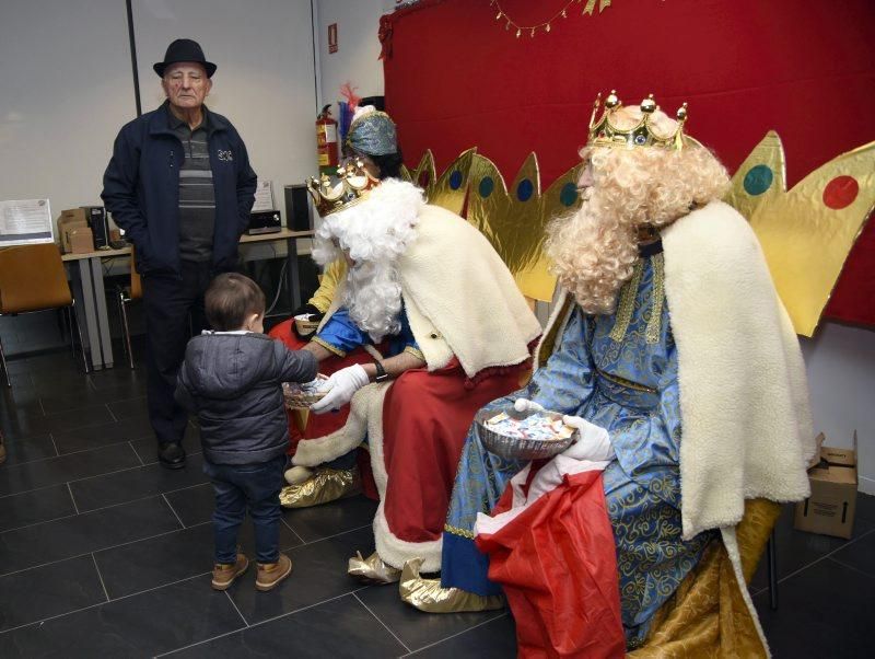 Los Reyes Magos visitan el centro de mayores Rey Fernando