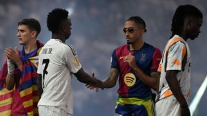 Jeddah (Saudi Arabia), 12/01/2025.- Raphinha of Barcelona (R) shakes hands with his compatriot Vinicius Jr of Real Madrid at the end of the final of the Spanish Super Cup, the Supercopa de Espana, between Real Madrid and FC Barcleona in Jeddah, Saudi Arabia, 12 January 2025. (Arabia Saudita) EFE/EPA/STR