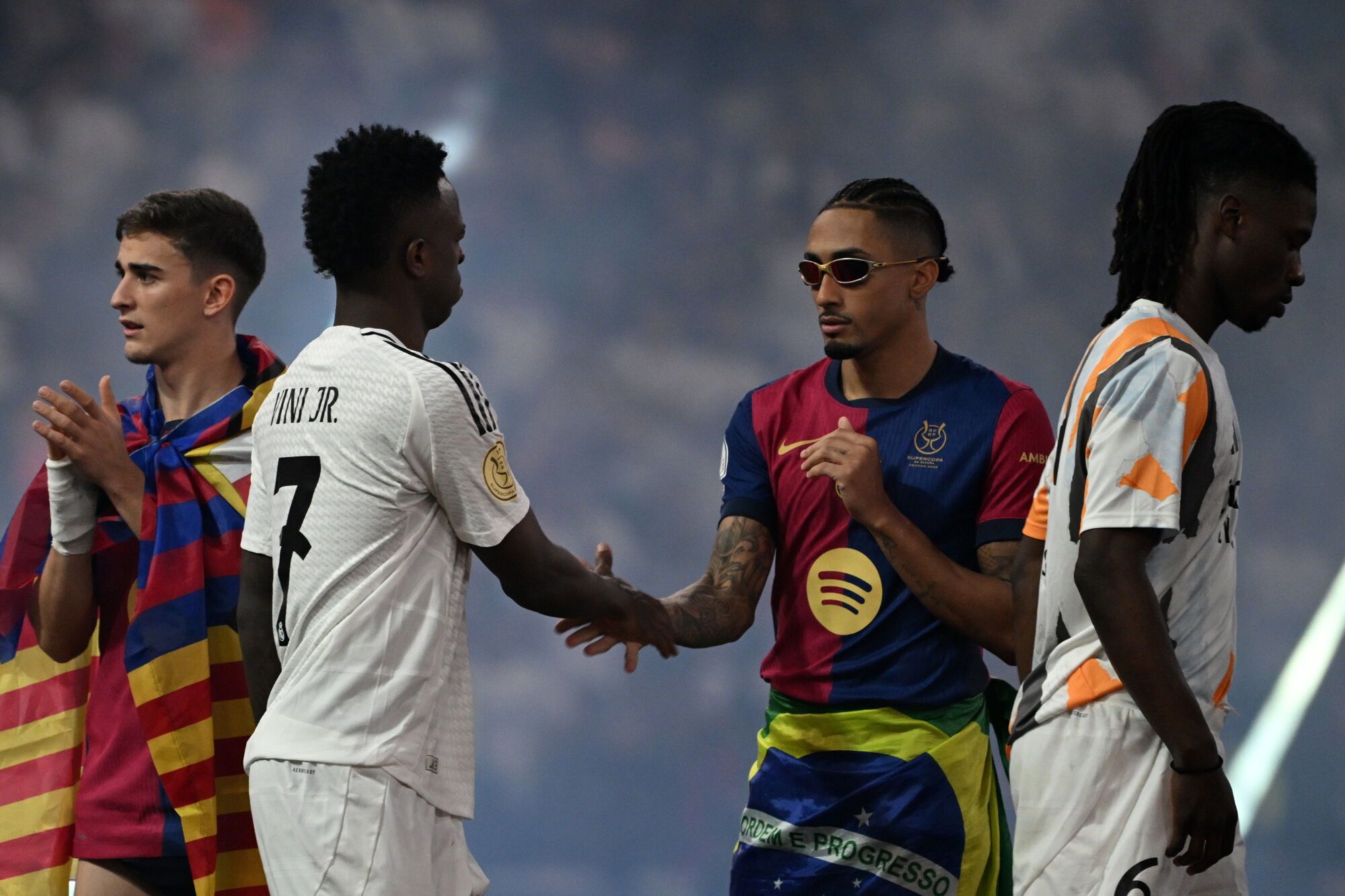 Jeddah (Saudi Arabia), 12/01/2025.- Raphinha of Barcelona (R) shakes hands with his compatriot Vinicius Jr of Real Madrid at the end of the final of the Spanish Super Cup, the Supercopa de Espana, between Real Madrid and FC Barcleona in Jeddah, Saudi Arabia, 12 January 2025. (Arabia Saudita) EFE/EPA/STR