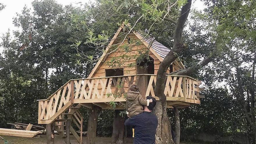 Carlos Vélez y su hija, observan la casita, ya casi terminada.