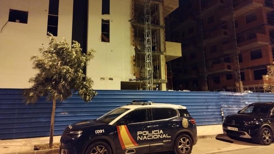 Coche de policía junto al complejo en obras donde se ha producido el suceso.