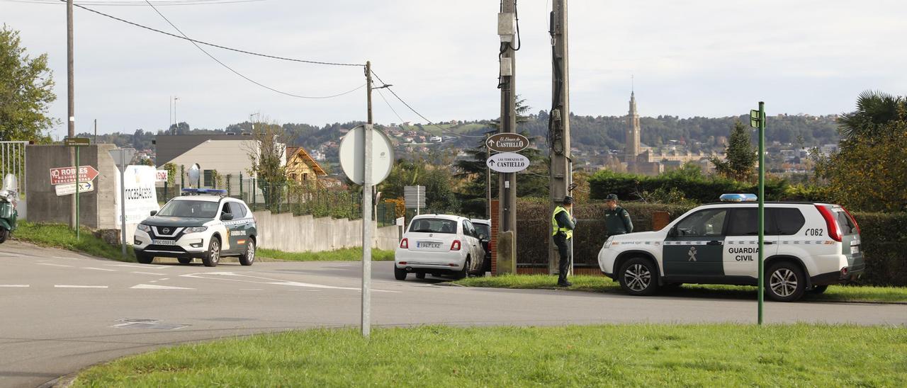 Presencia de la Guardia Civil en la rotonda del Curullu, en Castiello.