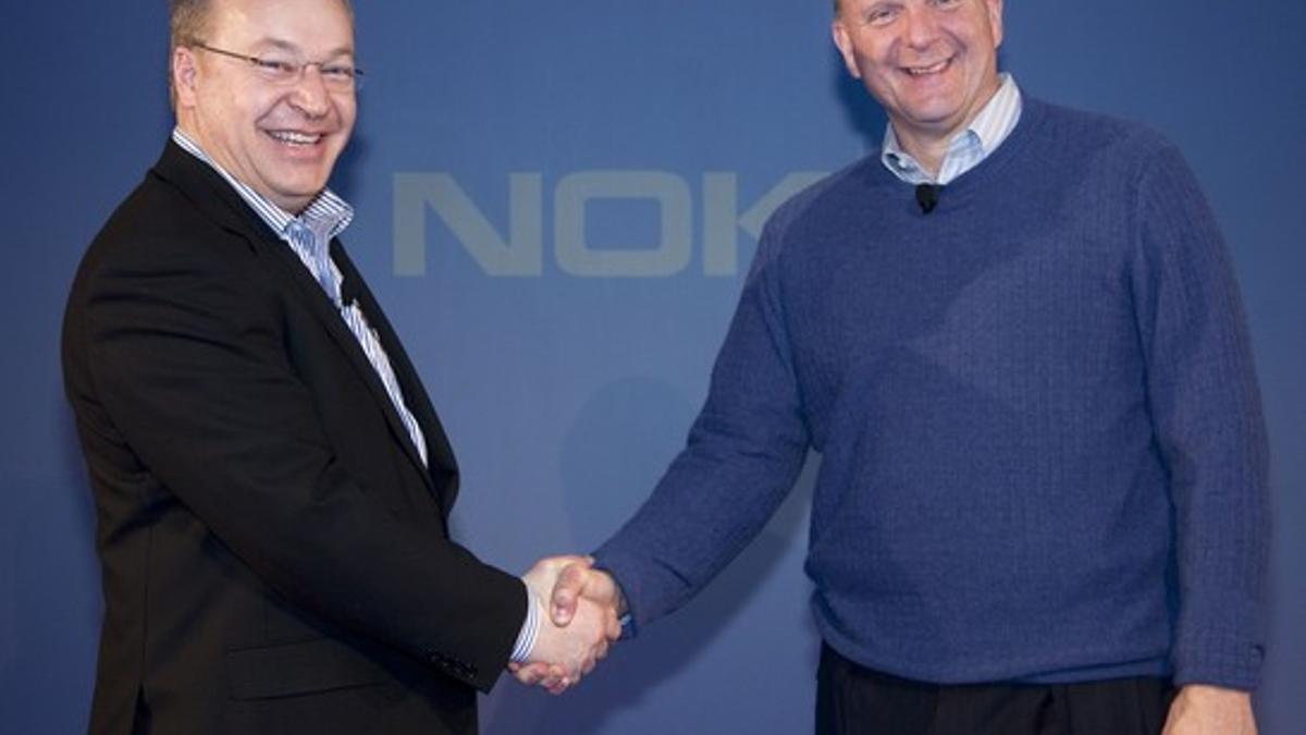 Stephen Elop, presidente de Nokia, con Steve Ballmer, presidente de Microsoft y su antiguo jefe.